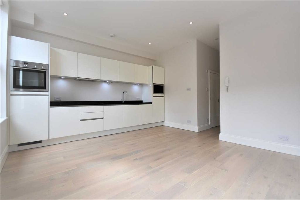 Property photo 2 of 6 Lounge/Kitchen