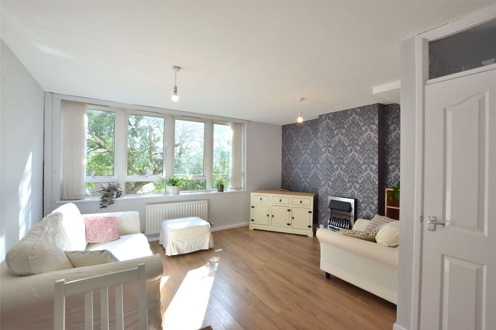 Property photo 1 of 9 Lounge