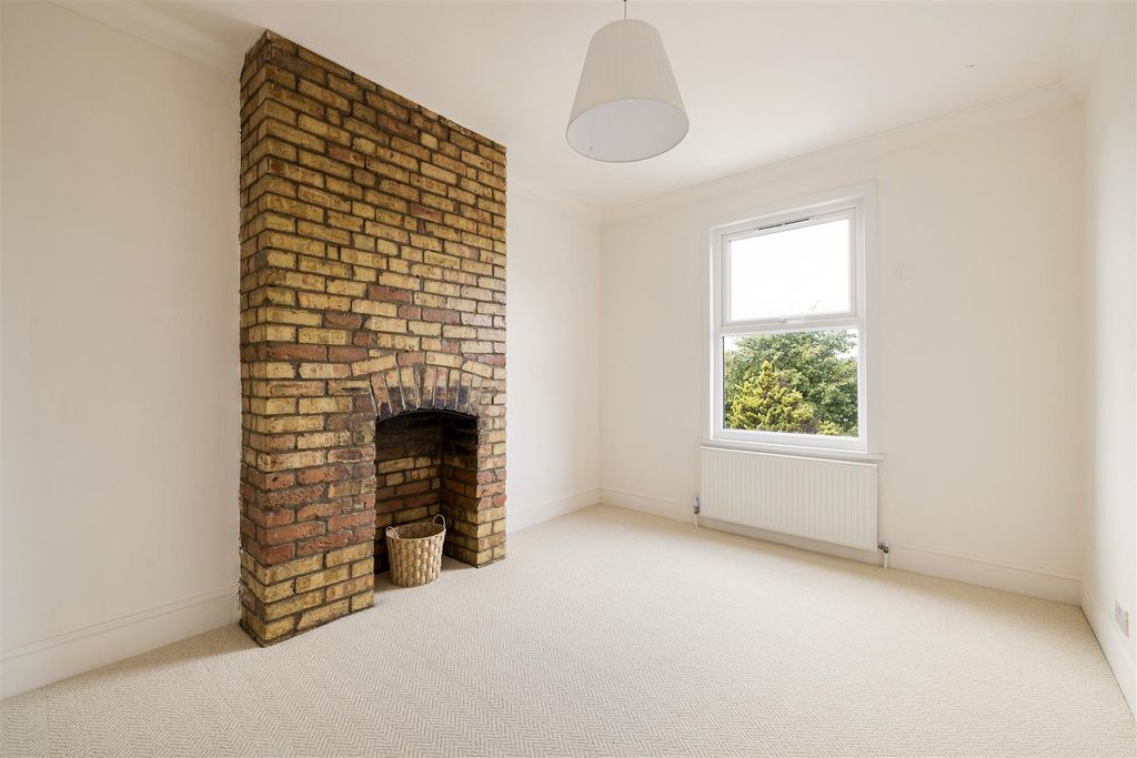 Property photo 2 of 17 Beech Hall Road, E4
