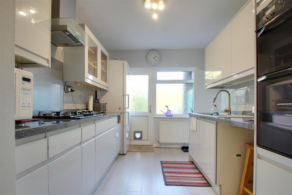 Property photo 3 of 12 Kitchen