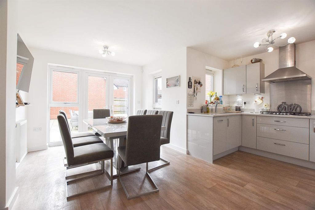 Property photo 3 of 18 Kitchen Diner.Jpg