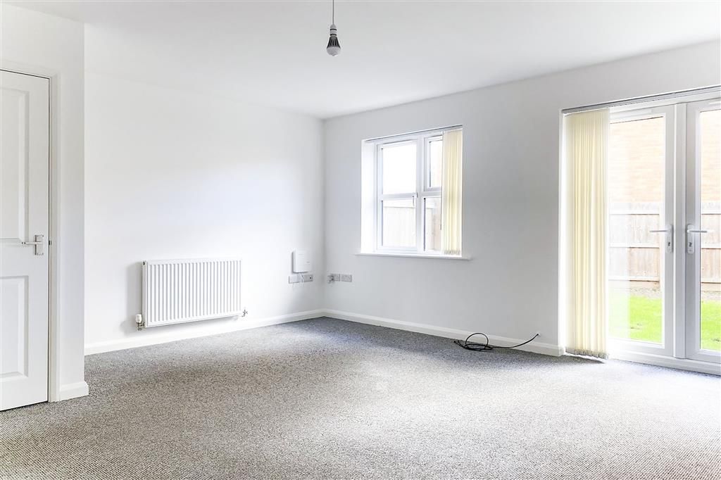 Property photo 3 of 10 Living Room