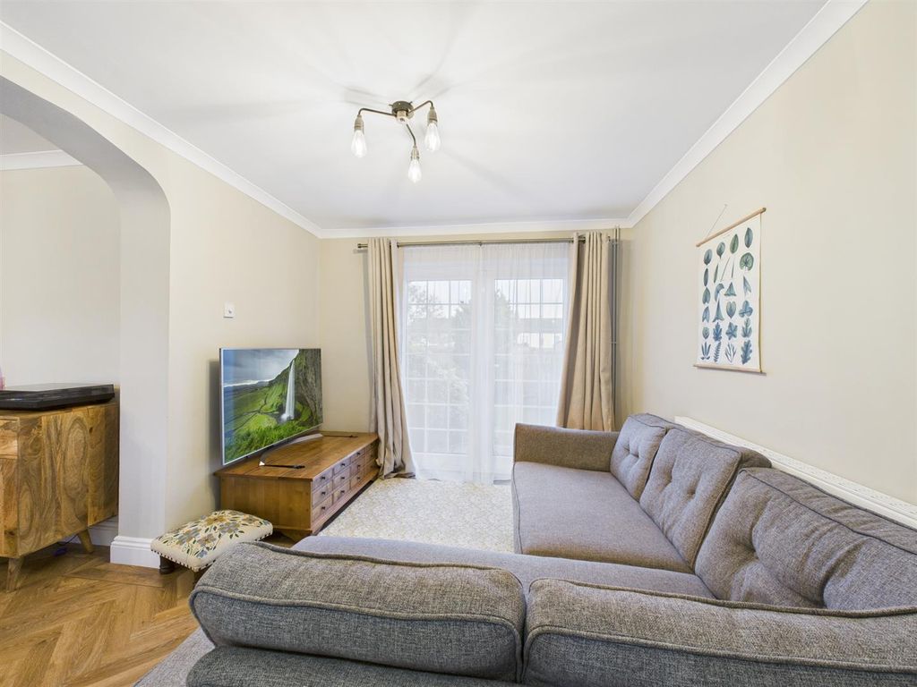 Property photo 2 of 16 Lounge