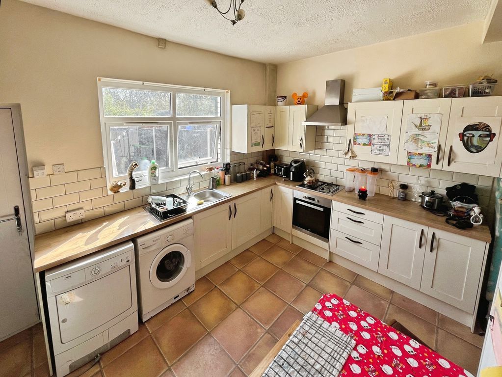 Property photo 3 of 11 Kitchen