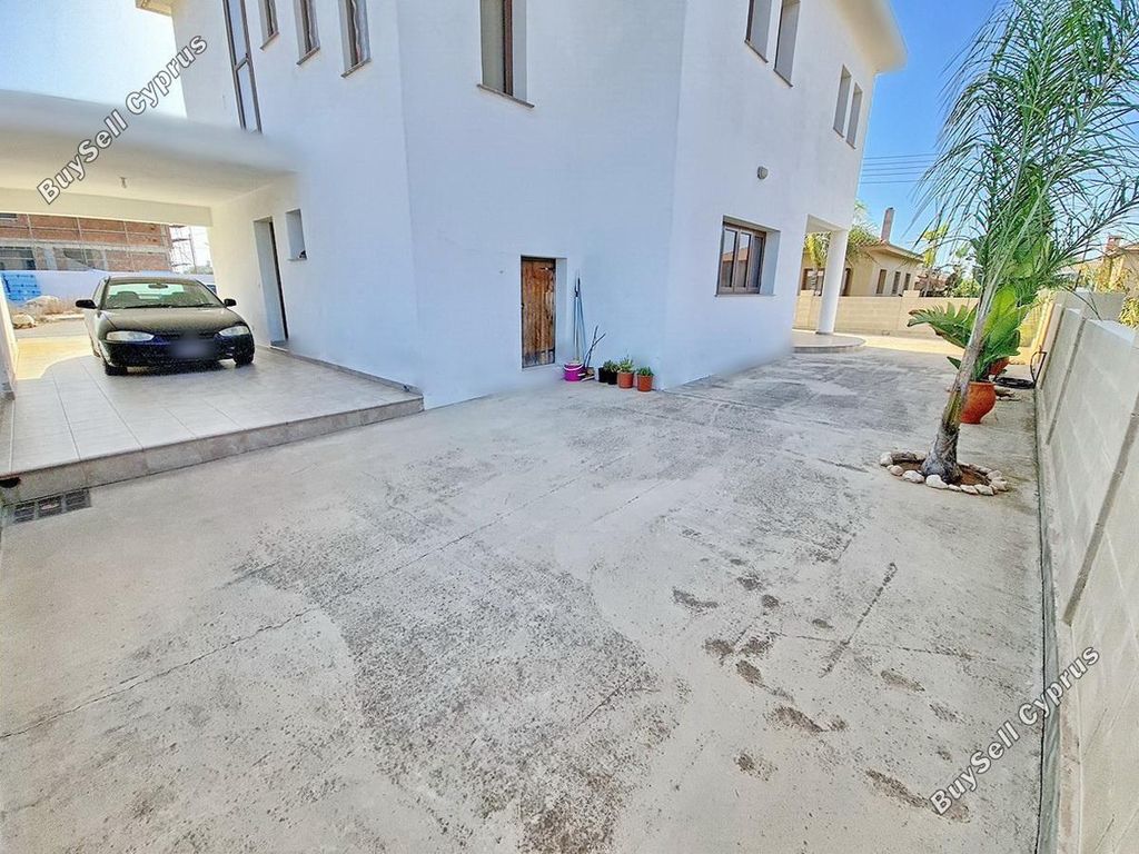Property photo 2 of 38