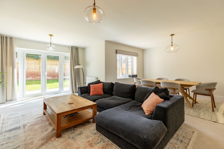 Property photo 3 of 10 2 Olivers Close (22)