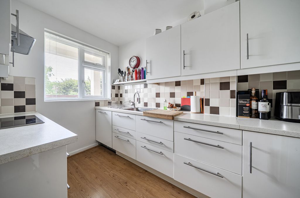Property photo 3 of 11 Kitchen4