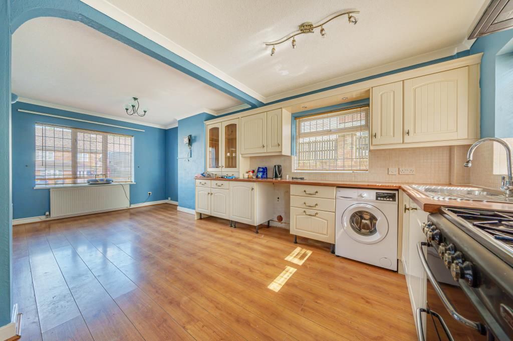 Property photo 3 of 11 Kitchen