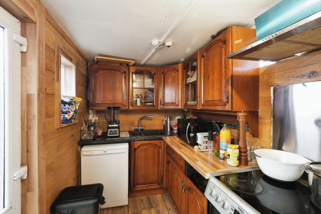 Property photo 3 of 17 Kitchen