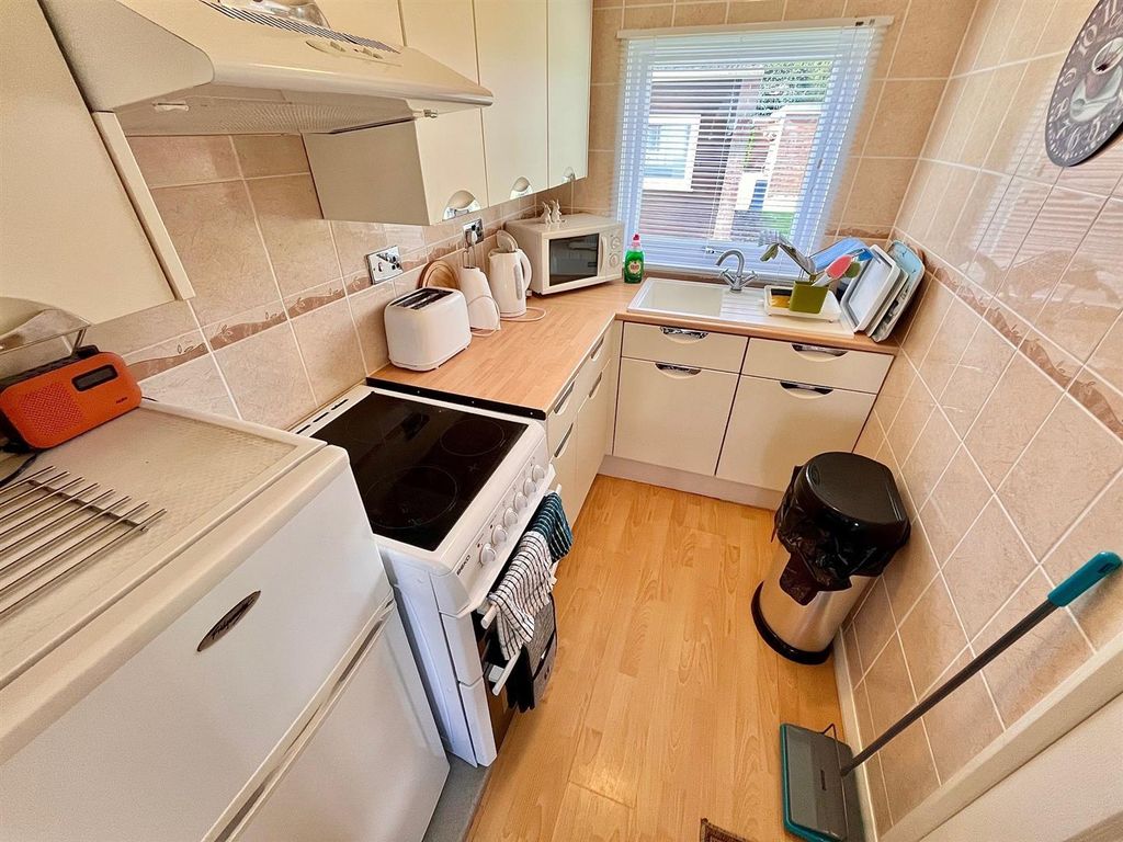 Property photo 3 of 9 Kitchenette