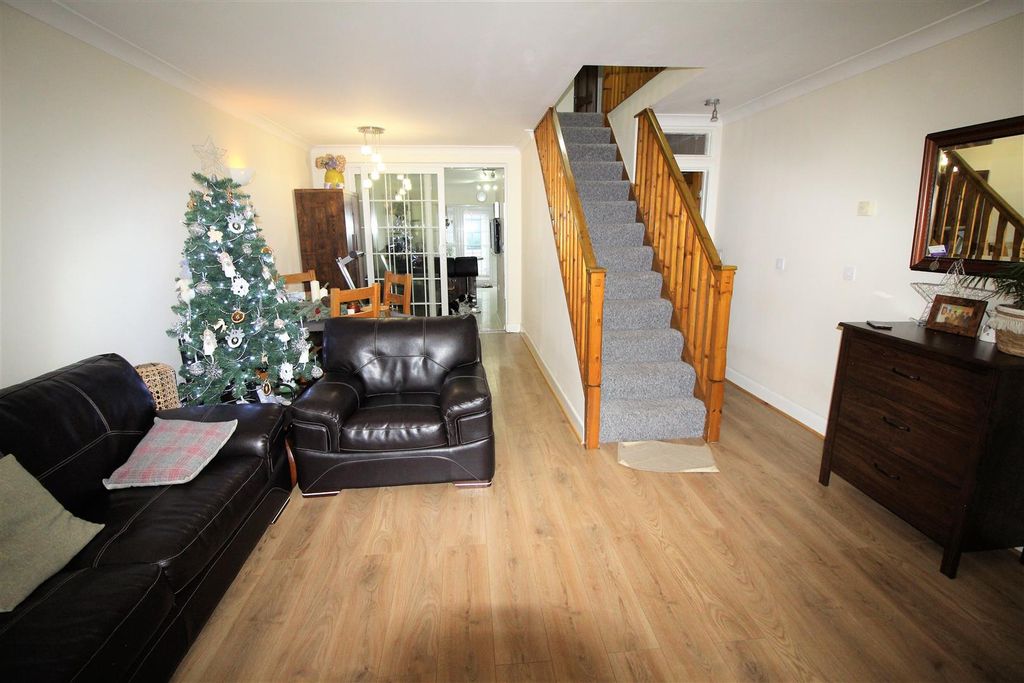 Property photo 2 of 13 5 Cedar Road Lounge 2.Jpg