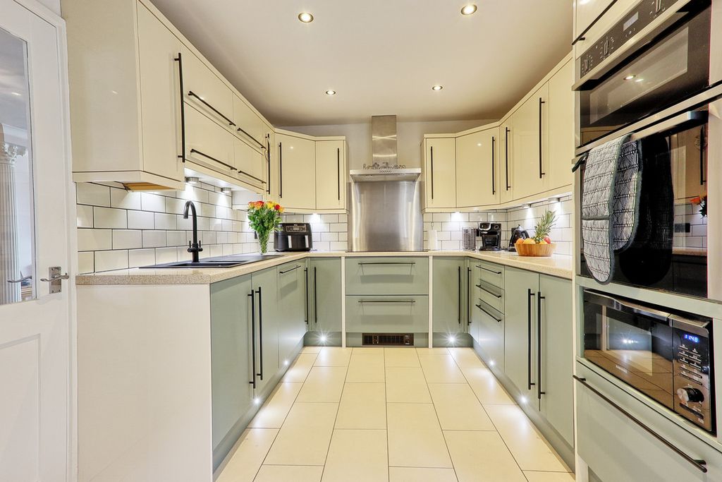 Property photo 1 of 50