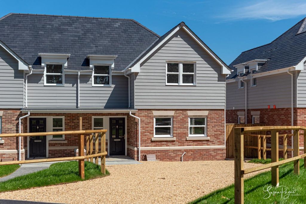Property photo 1 of 17 2 Spencer Park