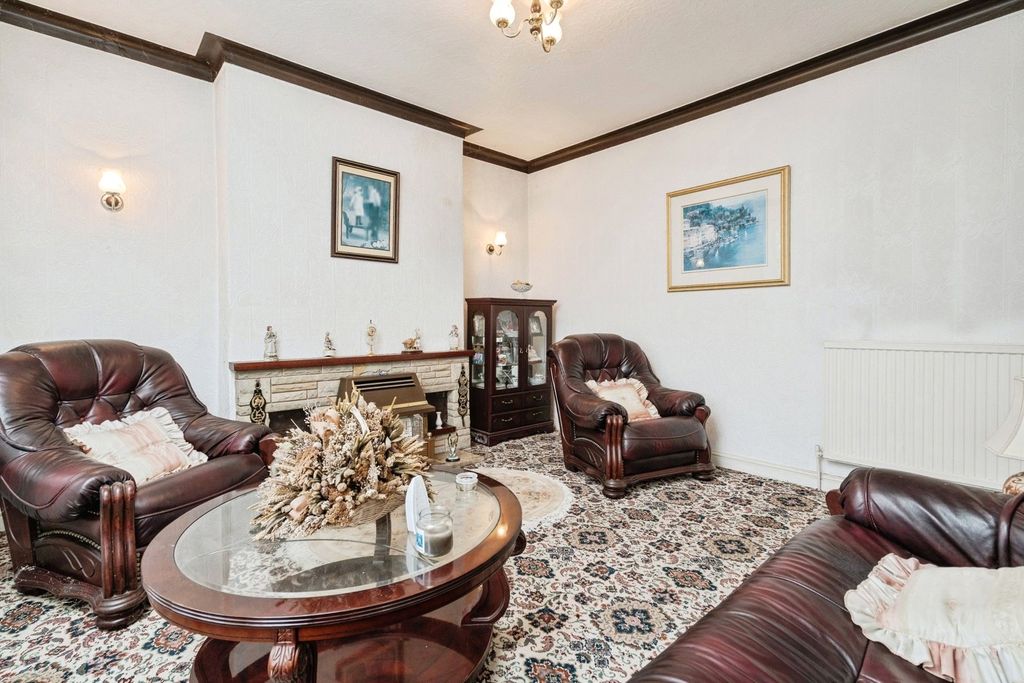 Property photo 3 of 17 Lounge