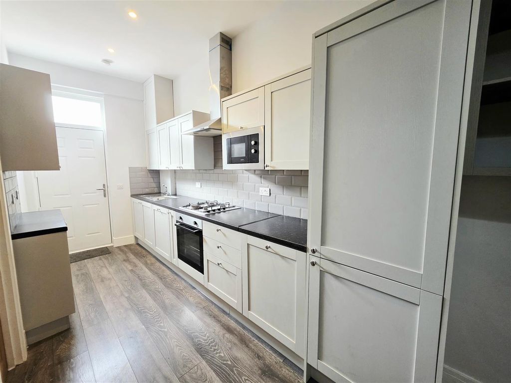 Property photo 1 of 7 Kitchen