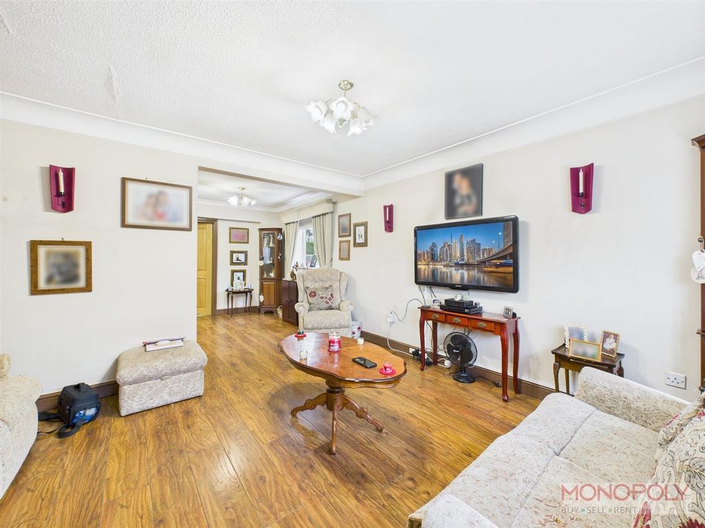 Property photo 3 of 25 Cam04439G0-Pr0201-Still027.Jpg