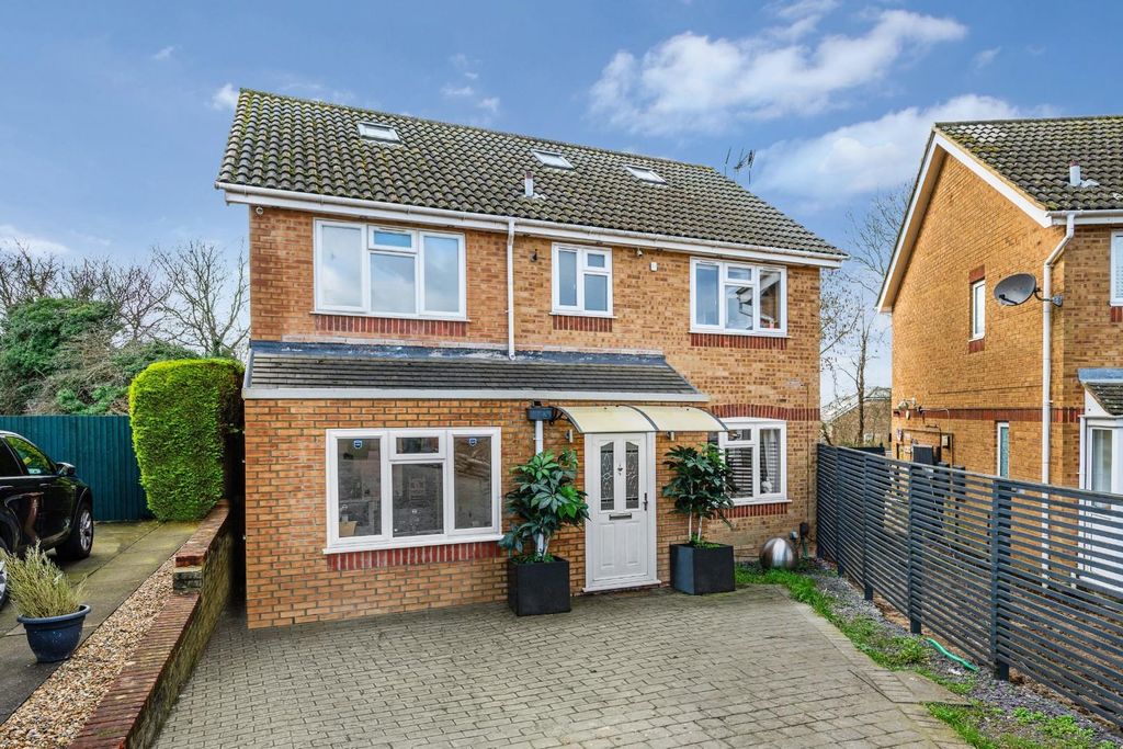 Property photo 3 of 25 Whitegate Way,