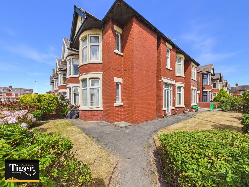 Property photo 1 of 27 Cam03440G0-Pr0656-Still025