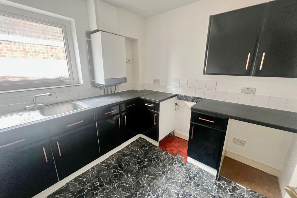 Property photo 3 of 6 Kitchen