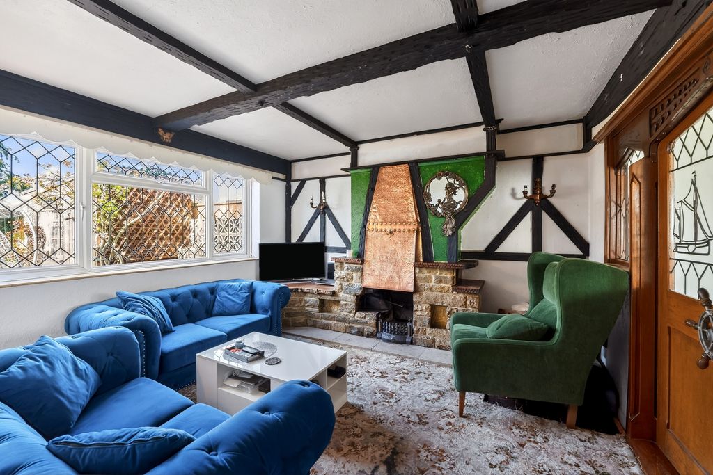 Property photo 1 of 15 Lounge