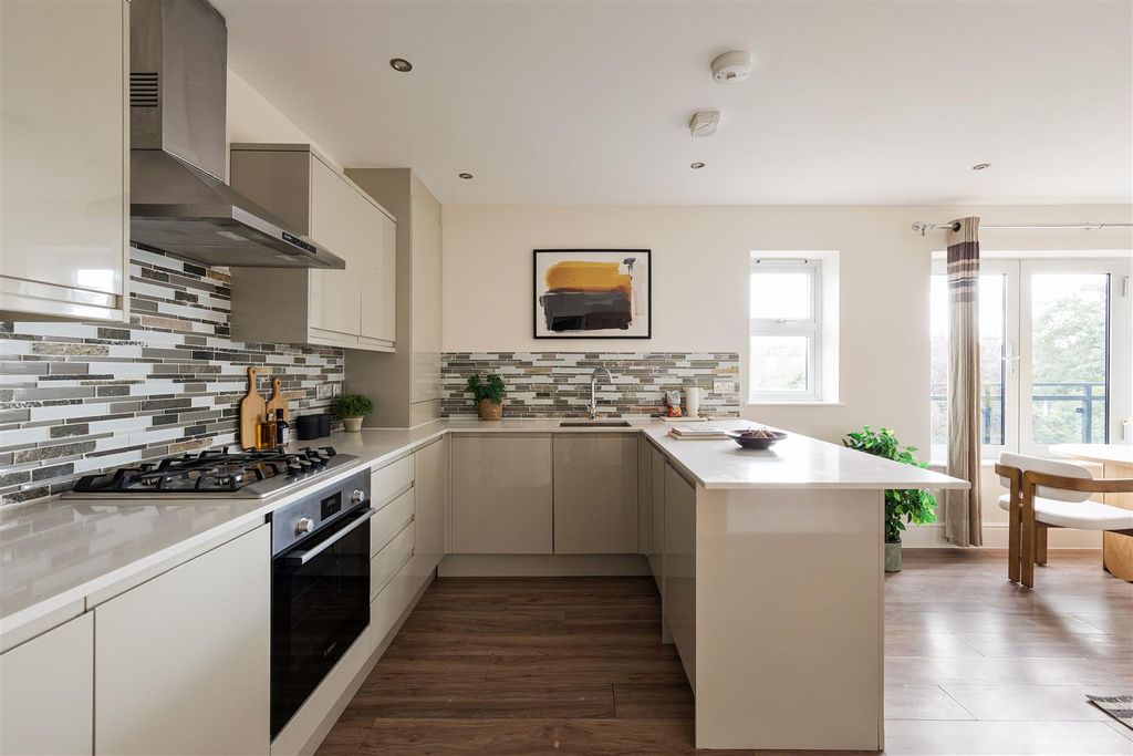 Property photo 3 of 24 Stainforth Road, E17 9rd