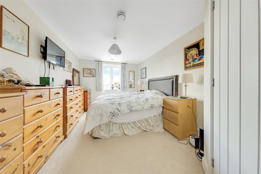 Additional image 7 of 2 bed flat for saleStation Road, Hook RG27