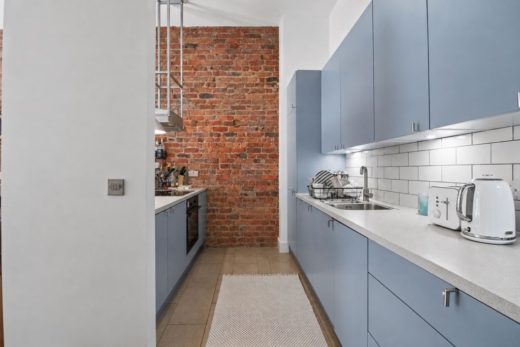 Property photo 3 of 11 Kitchen