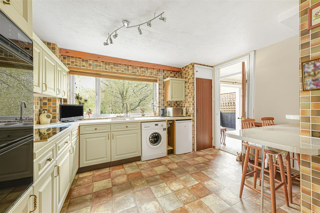 Property photo 3 of 19 Kitchen