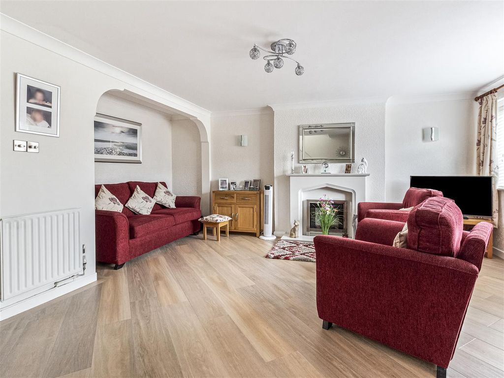 Property photo 2 of 19 14 Crosby Close-001.Jpg