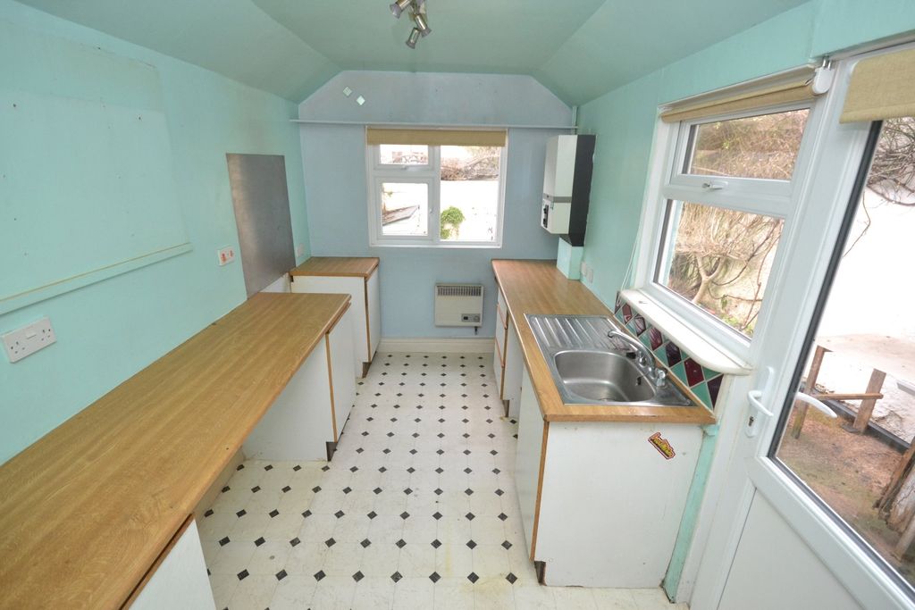 Property photo 2 of 11 Kitchen