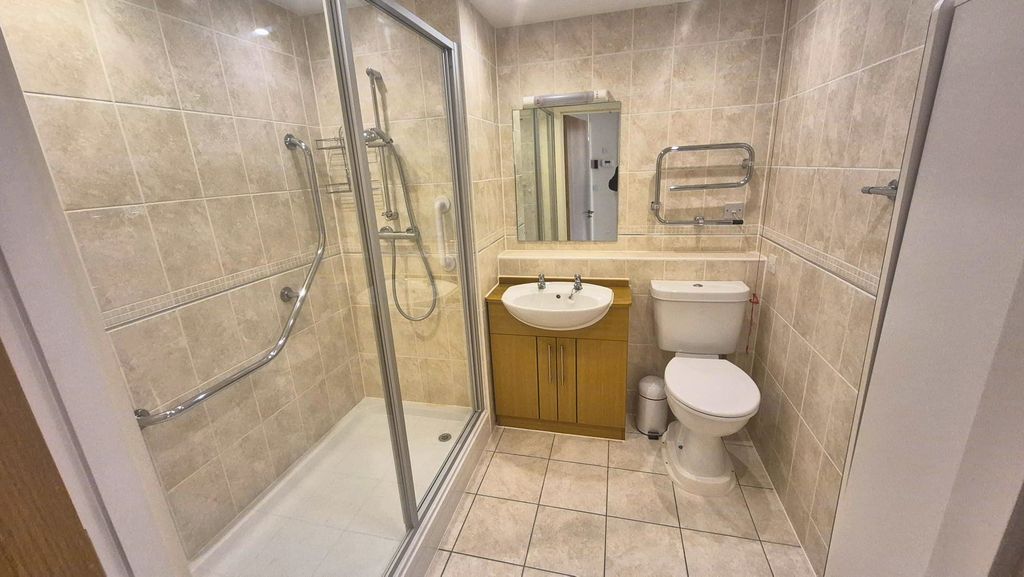 Property photo 3 of 7 Bathroom