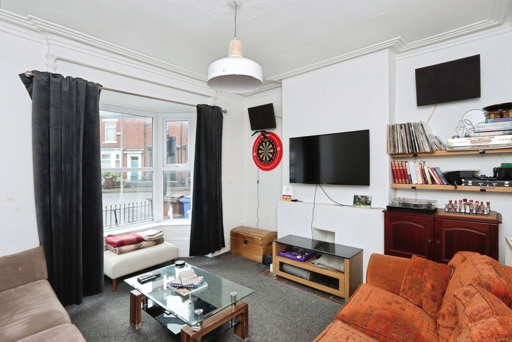 Property photo 2 of 17 Lounge