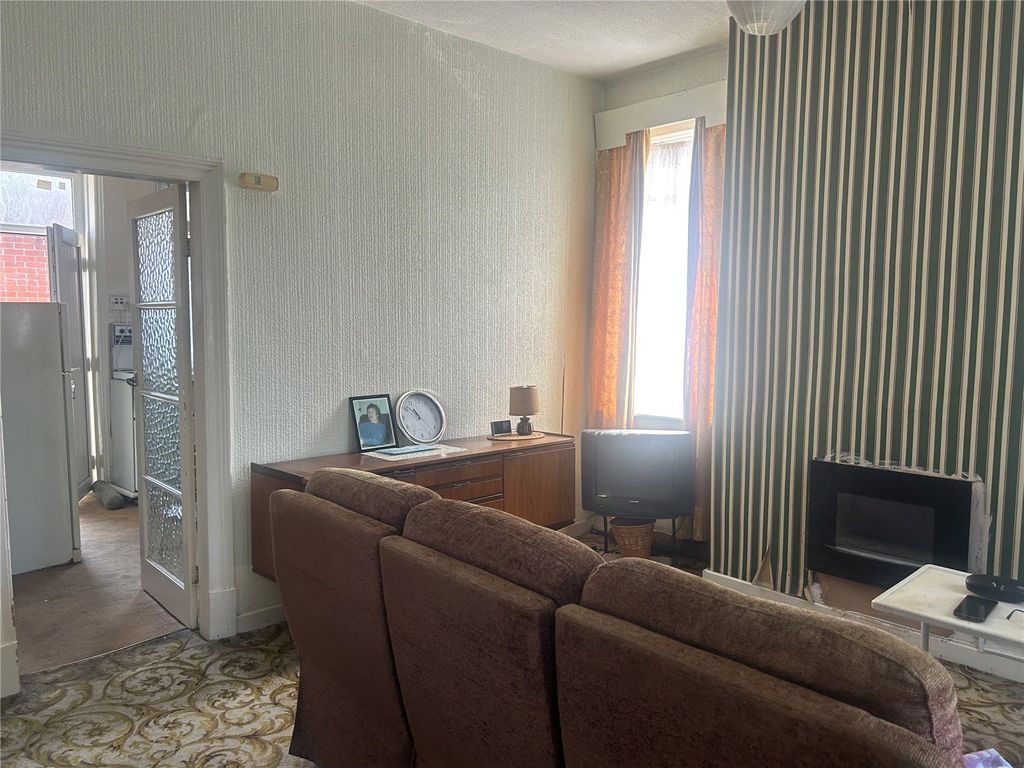 Property photo 3 of 12 Lounge