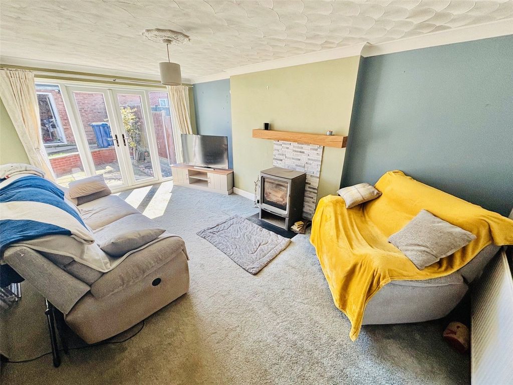 Property photo 3 of 17 Lounge