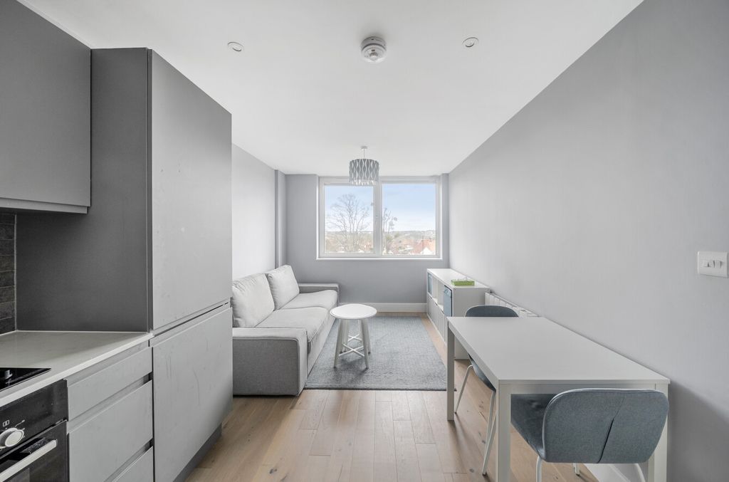 Property photo 3 of 10 1424103-11-69B80c...