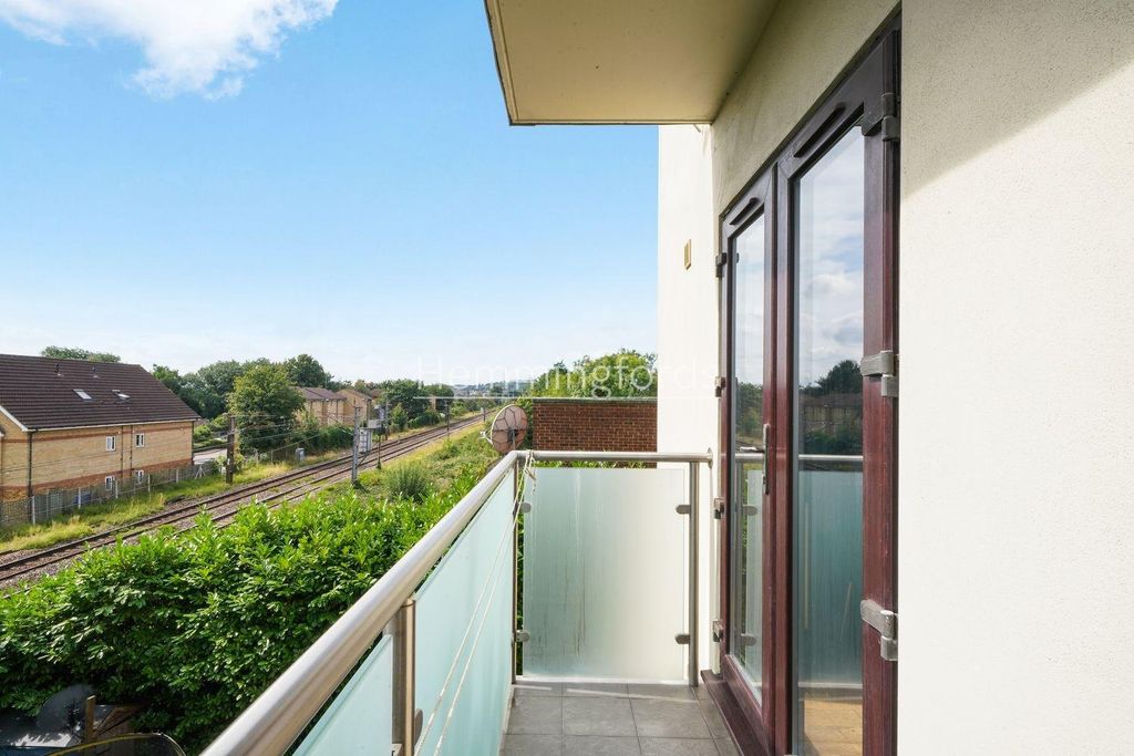 Property photo 3 of 15 Flat 8, Maple Leaf Court - 1Chrgmalkjm944Qdmv2v.Jp