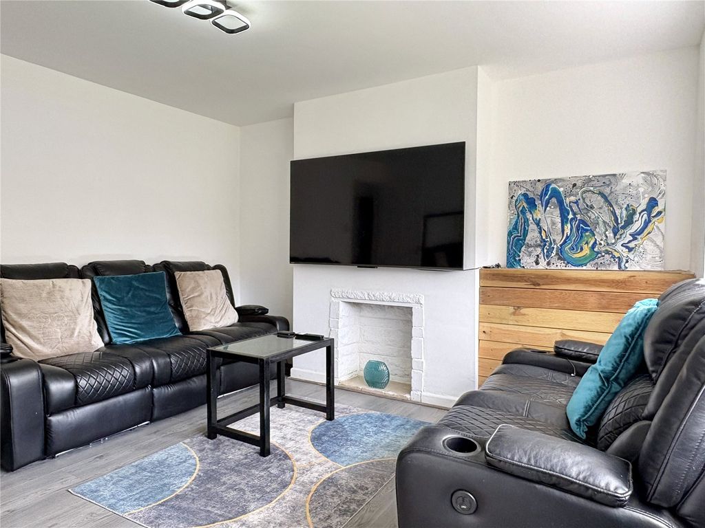 Property photo 3 of 12 Lounge