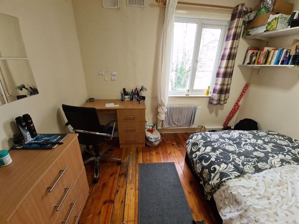 Property photo 3 of 11 A Well-Lit Spacious Master Bedroom Featuring A Com...