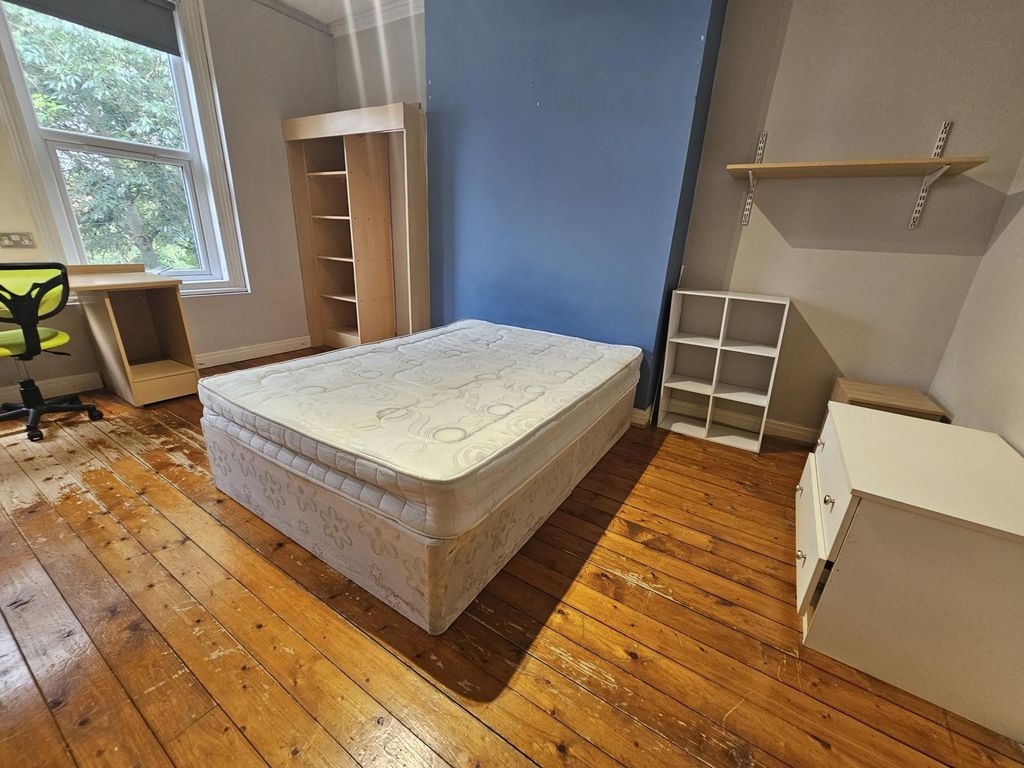 Property photo 3 of 27 Bright, Well-Presented Bedroom With Wooden Floorbo...