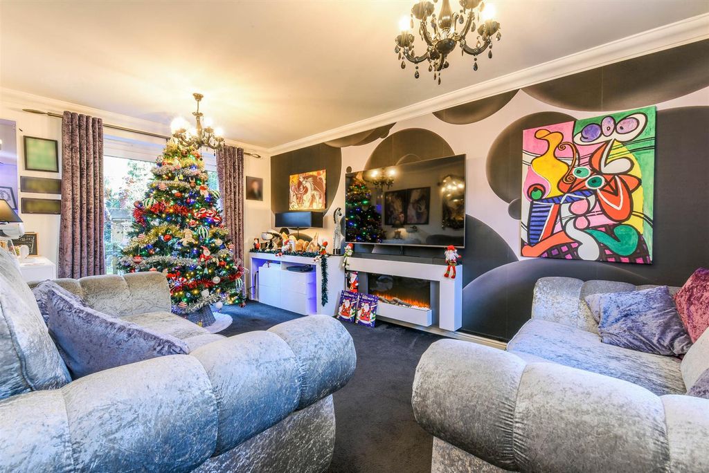 Property photo 3 of 28 Lounge