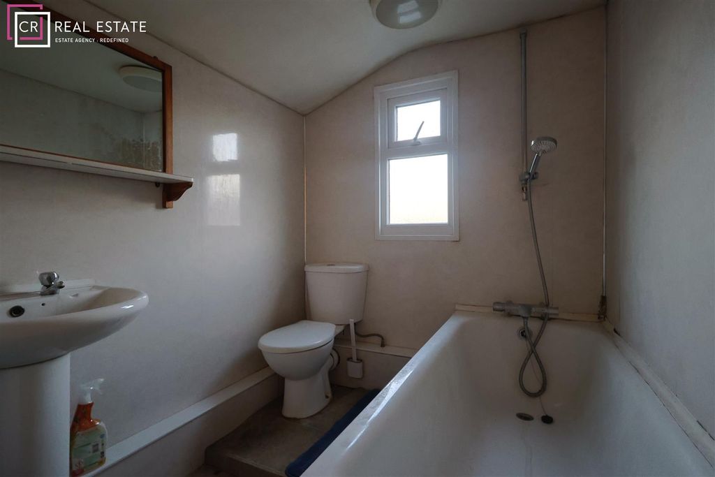 Property photo 3 of 7 Bathroom