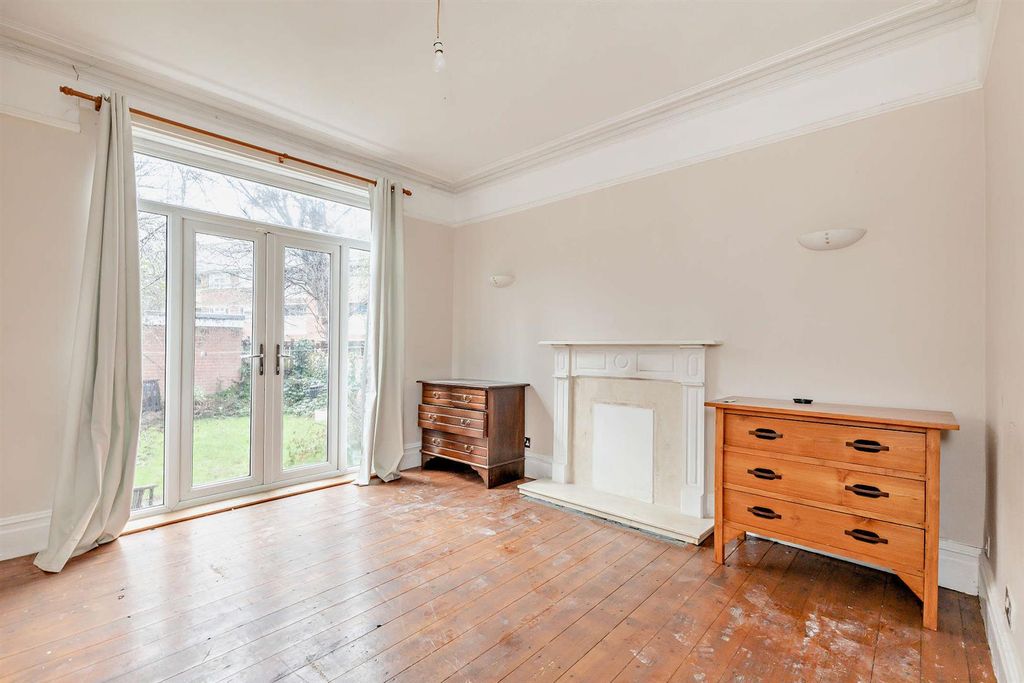 Property photo 3 of 13 8678312-Interior09-800.Jpg