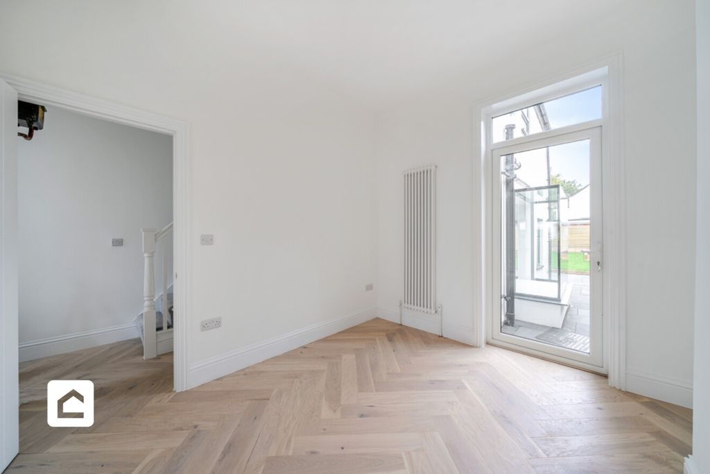 Property photo 3 of 24 4