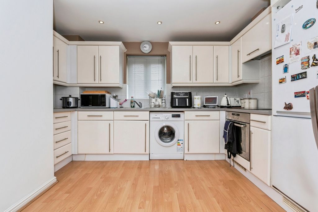 Property photo 2 of 8 Kitchen