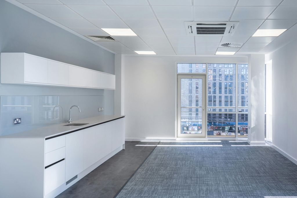 Property photo 2 of 8 Riverside_West_0025.Jpg