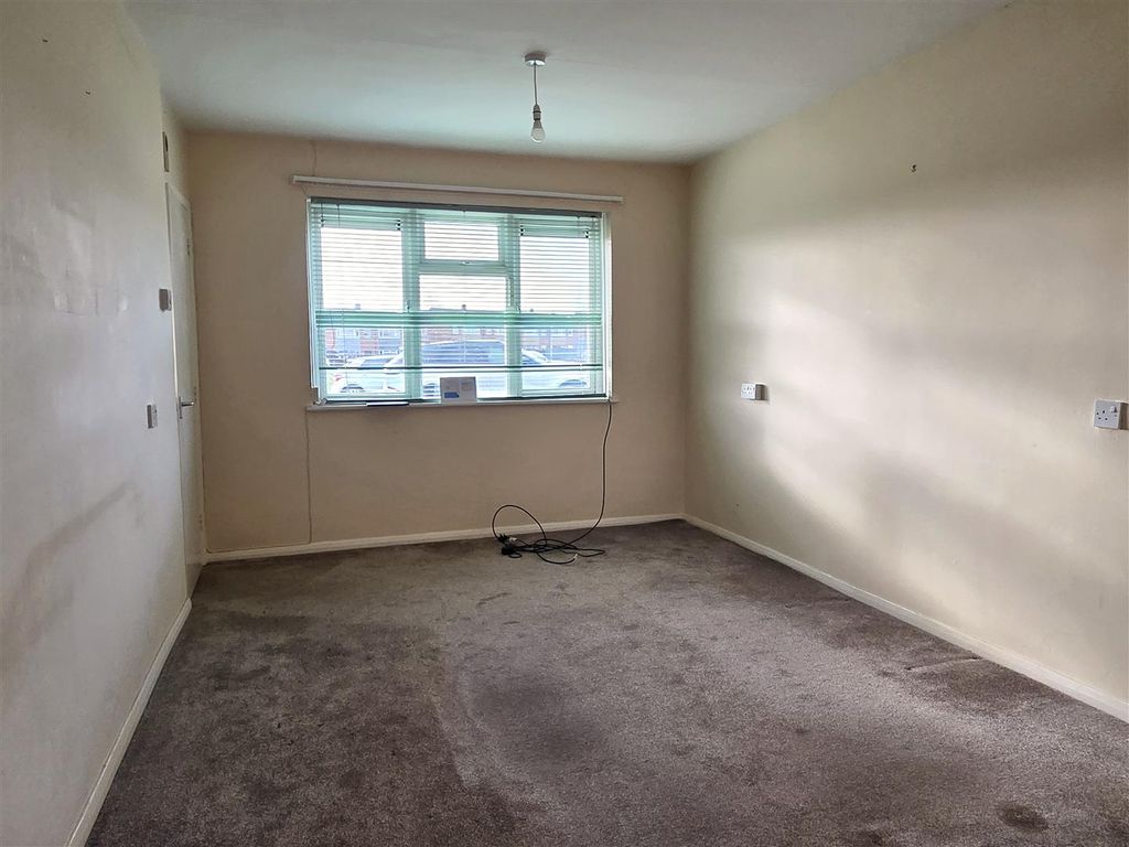 Property photo 3 of 8 20 Redland - Lounge.Jpg