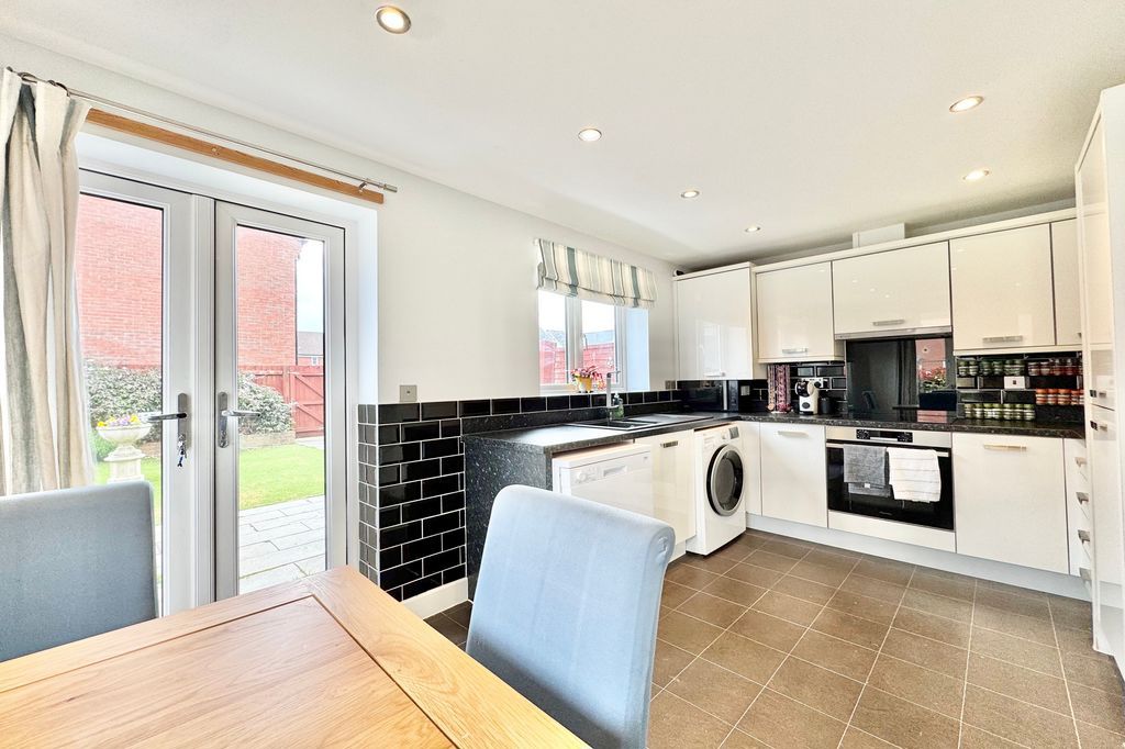 Property photo 3 of 17 Kitchen Diner