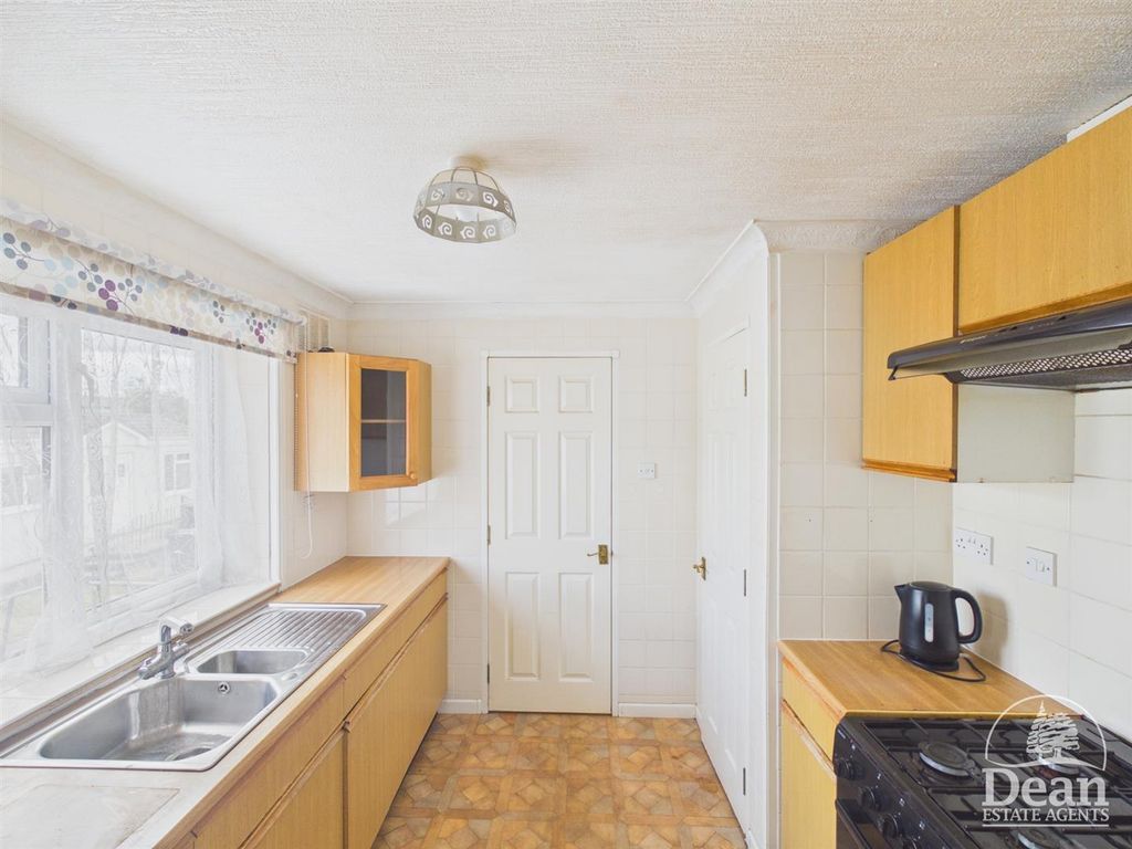 Property photo 3 of 17 Kitchen