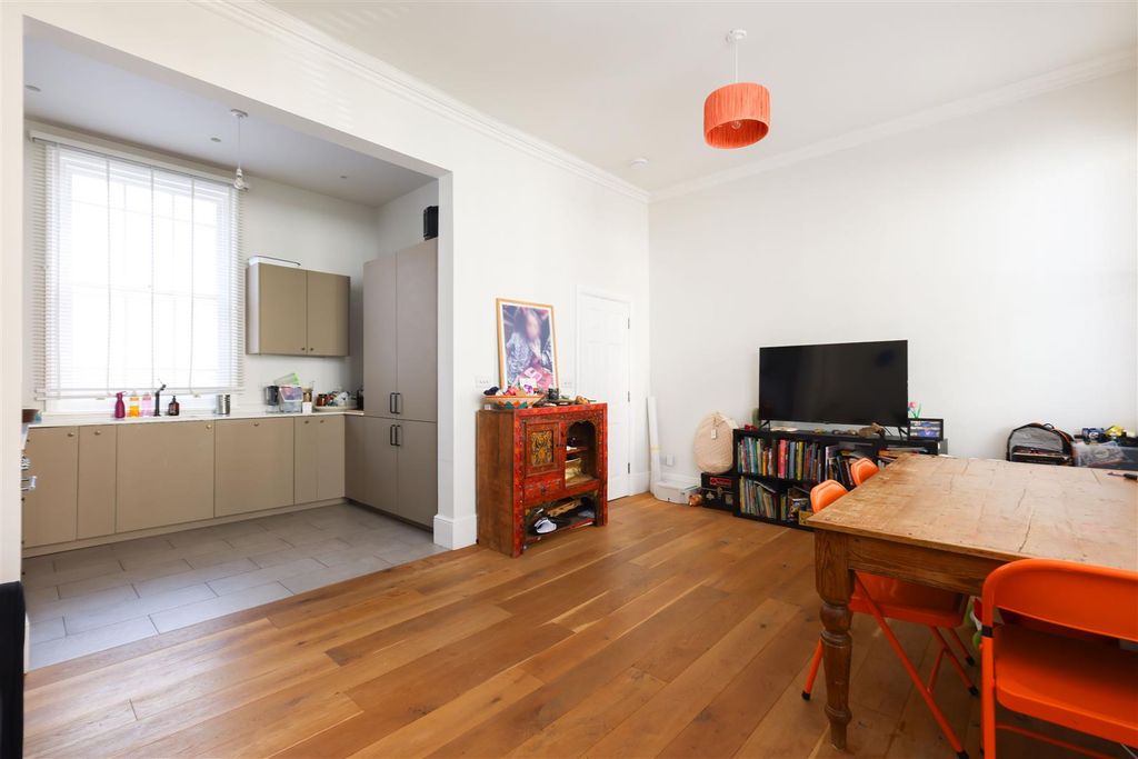 Property photo 3 of 18 Living Space