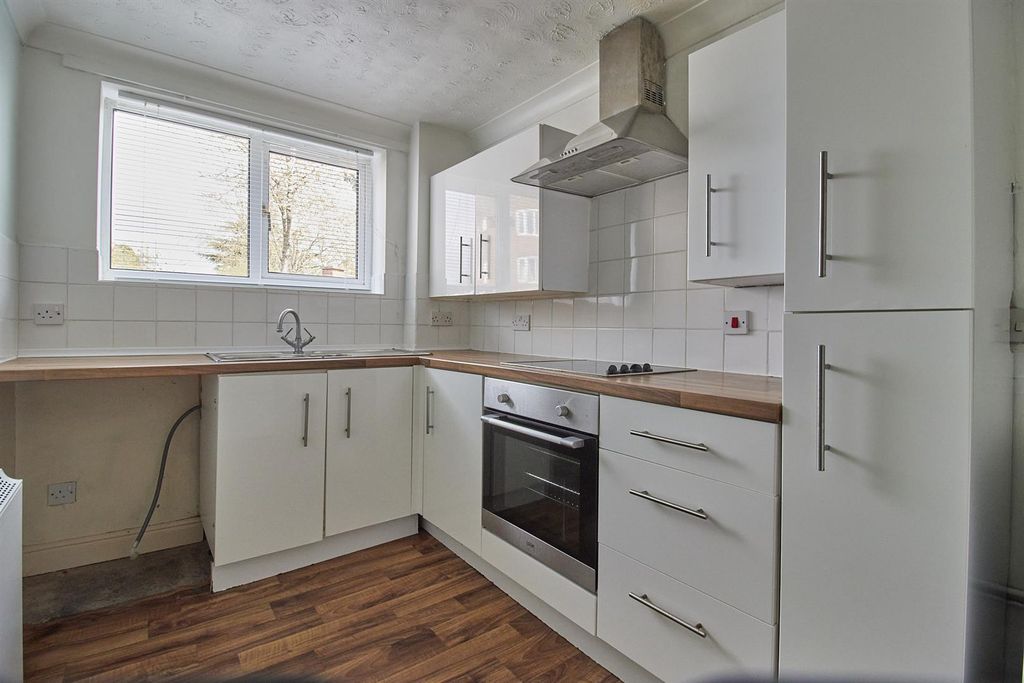 Property photo 2 of 6 Kitchen